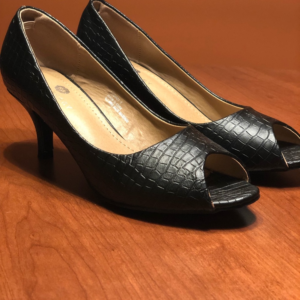 Peep Toe Kitten Heel Pumps